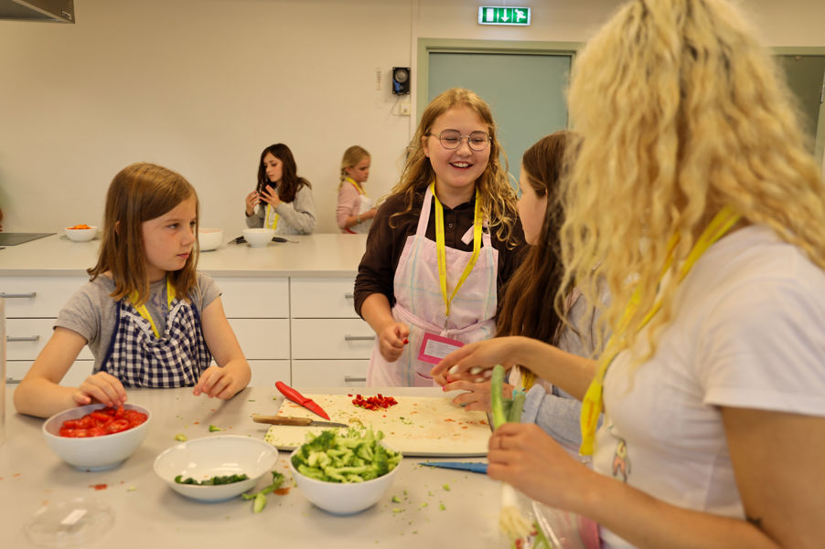 En gruppe mennesker på et kjøkken En gruppe mennesker på et kjøkken