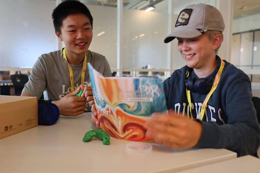 et par menn som holder en boks et par menn som holder en boks