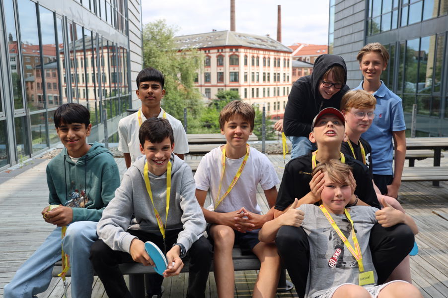 En gruppe mennesker som poserer for et bilde En gruppe mennesker som poserer for et bilde