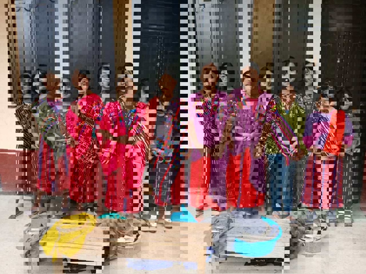 En gruppe personr som poserer for et bilde