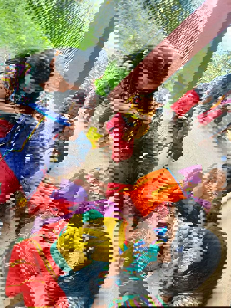 En gruppe barn som leker på bakken