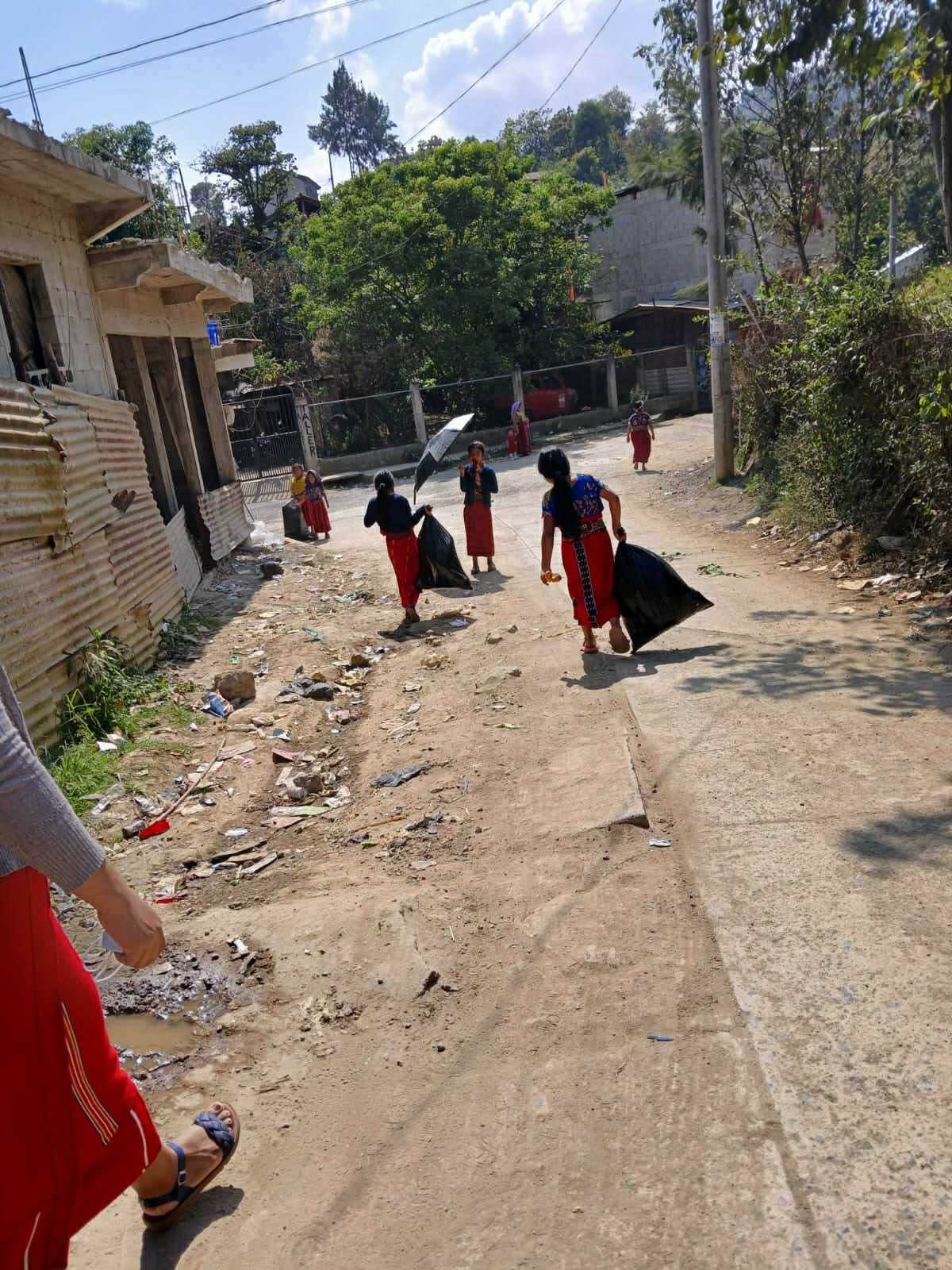 en gruppe mennesker som går nedover en grusvei