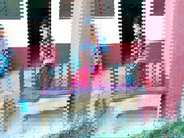 en person som sitter på en benk