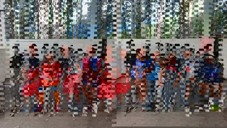 en gruppe mennesker som poserer for et bilde