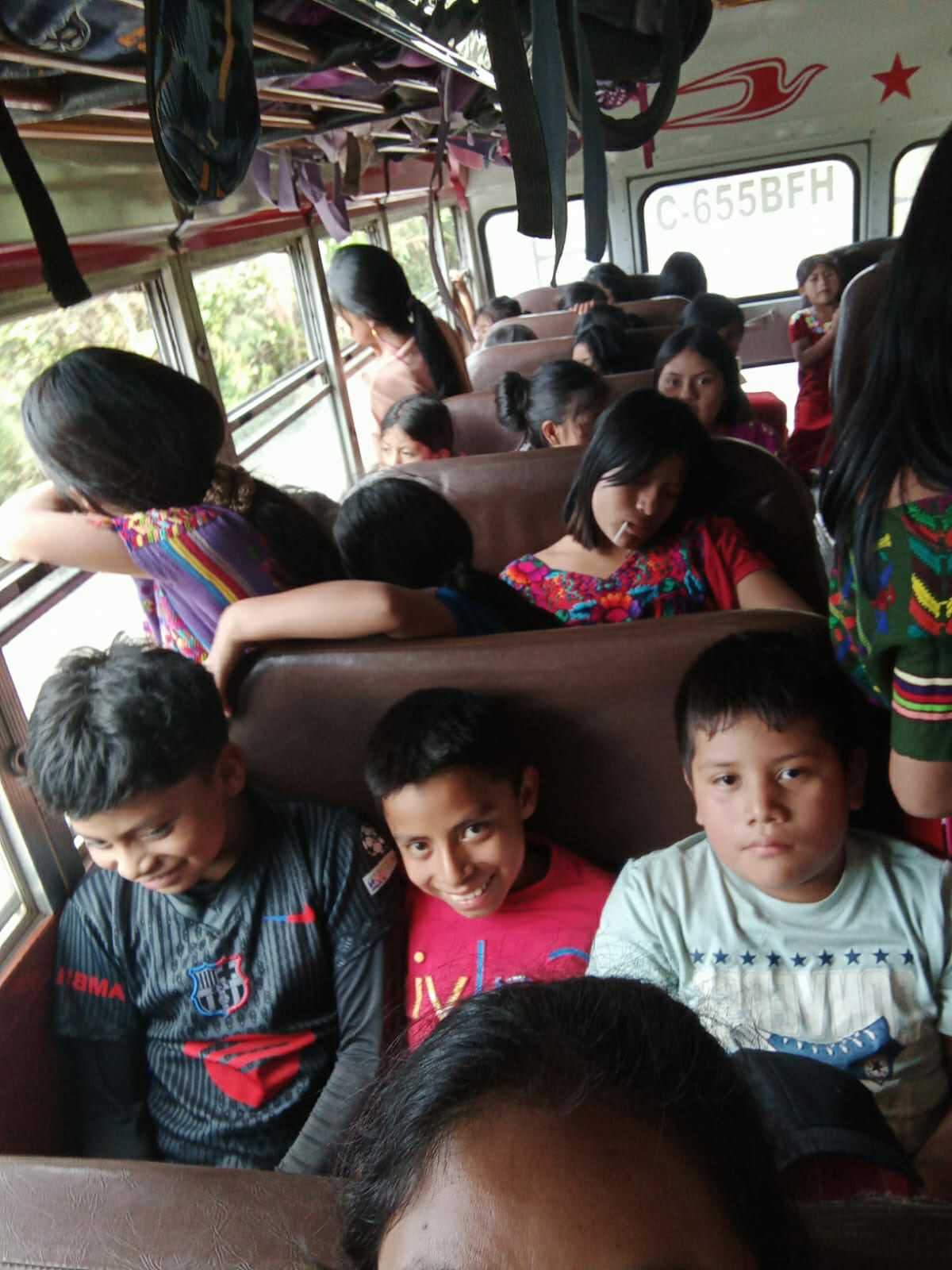 En gruppe barn i en buss