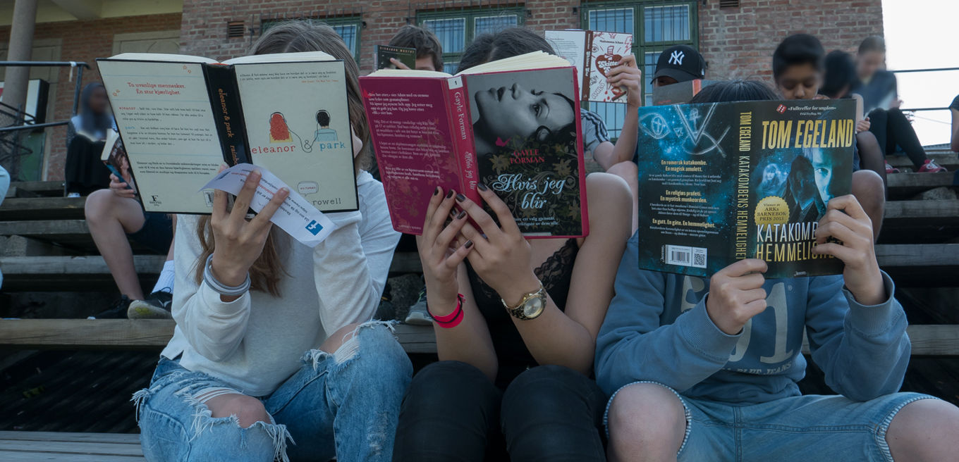 Elever leser bøker ute Elever leser bøker ute