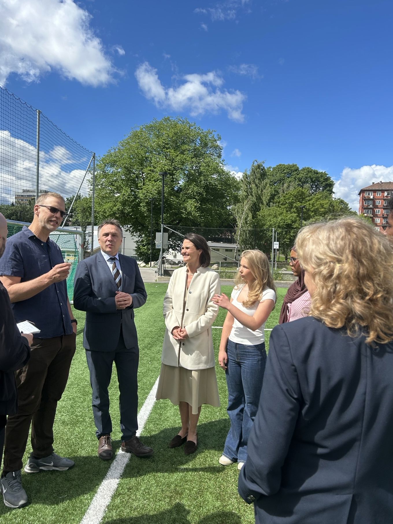 Foto: Julia Ryan Glosli og Frida Joko Bordewich Jobe en gruppe mennesker som står utenfor