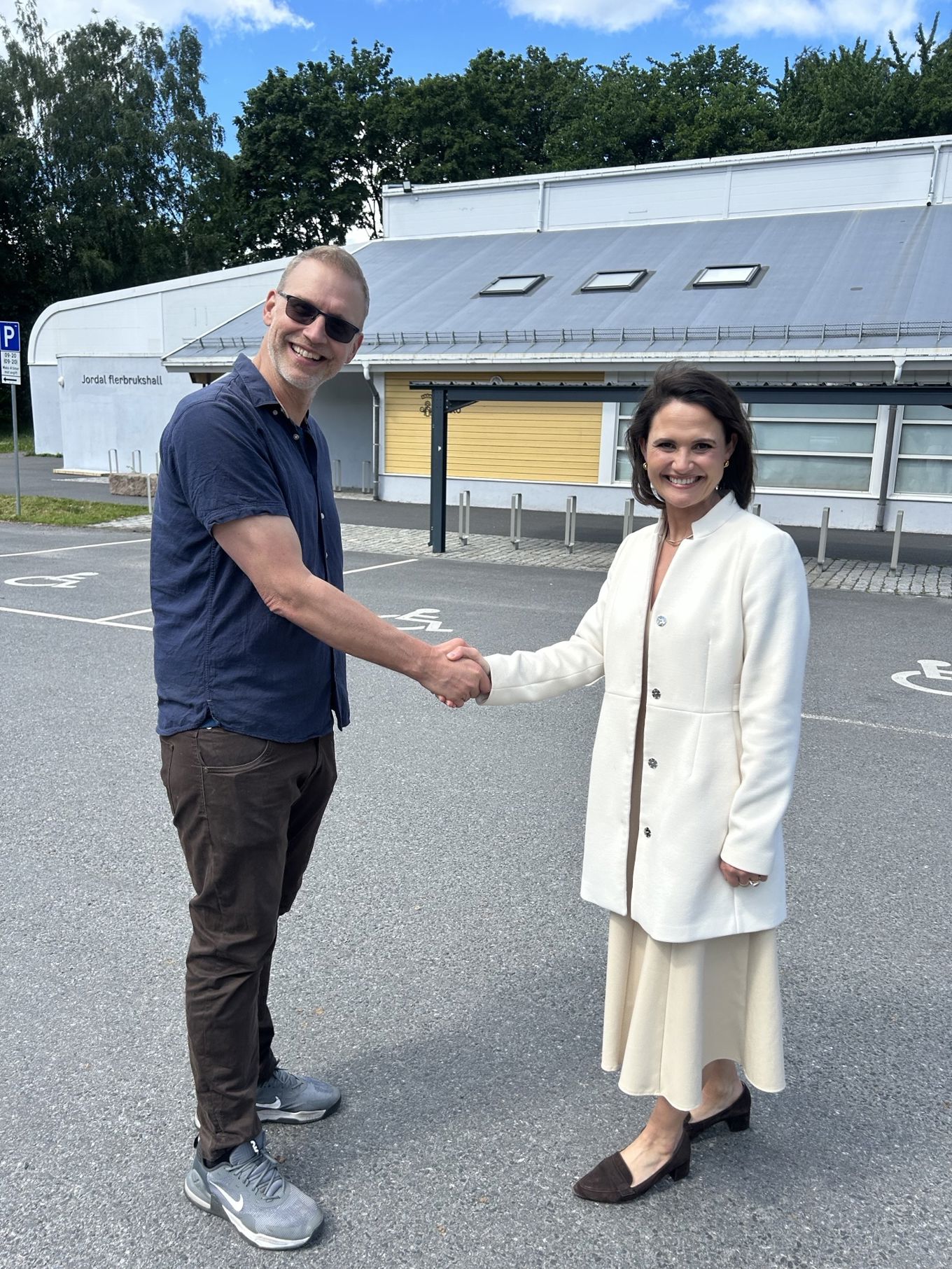 Foto: Julia Ryan Glosli og Frida Joko Bordewich Jobe en person og en person som håndhilser