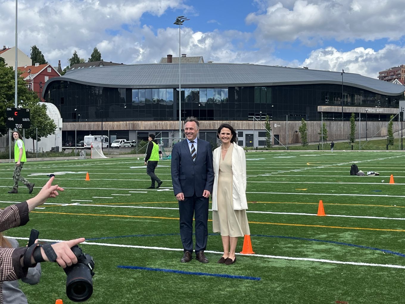 Foto: Julia Ryan Glosli og Frida Joko Bordewich Jobe En person og en person står på en fotballbane med en bygning i bakgrunnen
